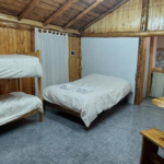 Dormitorio que ofrece espacio acogedor