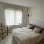 Dormitorio y sofa cama sala departamento argentina