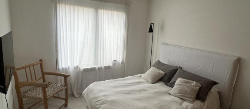 Dormitorio Y Un Sofa Cama En La Sala Alquiler Departamento Villegas Centrico En San Martin De Los Andes Neuquen Argentina