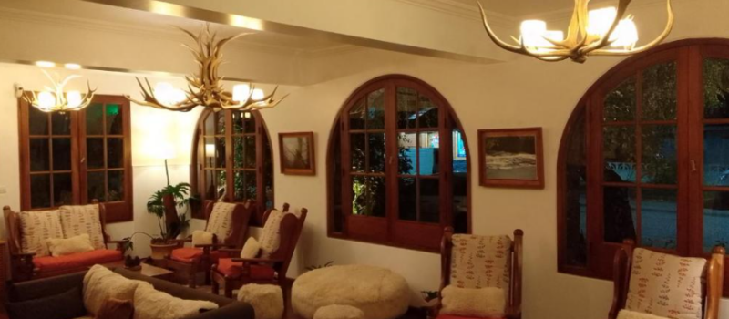 Gama De Servicios Desde Una Refrescante Piscina Al Hotel Le Chatelet En San Martin De Los Andes Neuquen Argentina