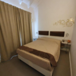 Decoracion cuidadosamente seleccionada crea ambiente intimo departamento
