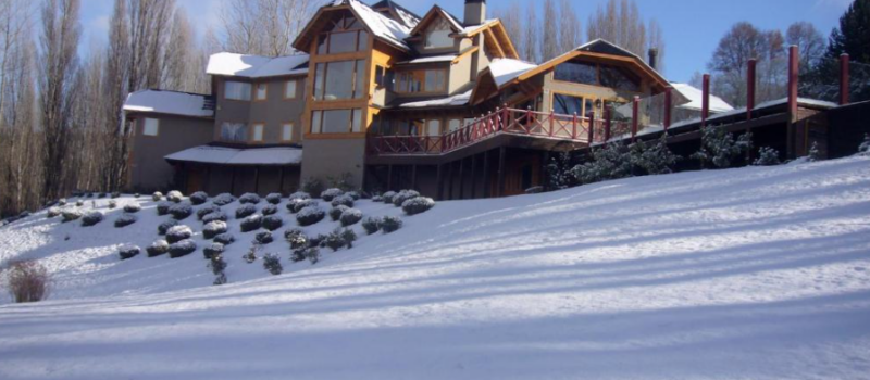 Mientras El Sol Ilumina La Naturaleza Circundante Y Hotel Casona Del Alto En San Martin De Los Andes Neuquen Argentina