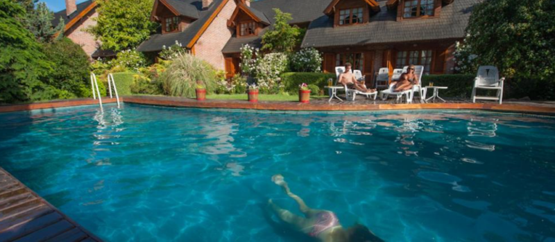Mobiliario Rustico Ofrecen Un Ambiente Calido Y Hogareno Aparthotel La Bora