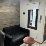 Placard y acogedor living comedor sillon cama departamento