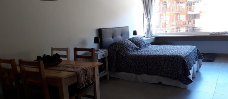 Sala De Estar Presenta Un Ventanal Que Permite Alquiler Departamento Edificio Umain En San Martin De Los Andes Neuquen Argentina