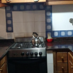 Seis personas ofreciendo camas comodas ropa cama