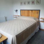 Una Sala De Estar Con Tv De Pantalla Alquiler Departamento Centro 358 En San Martin De Los Andes Neuquen Argentina
