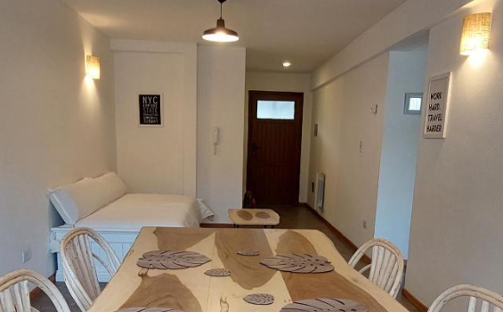 Una Sala De Estar Y Una Cocina Totalmente Alquiler Departamento Mascardi