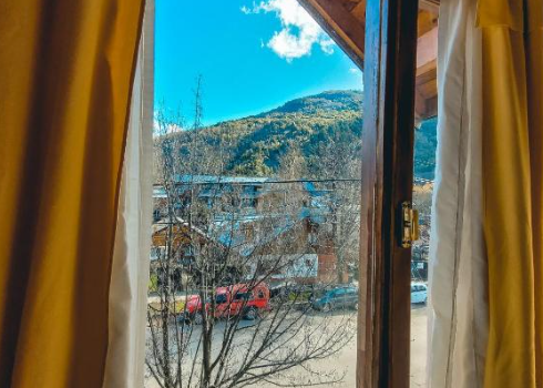 Y La Montana Mientras Se Sumergen En Un Alquiler Monoambiente La Vista