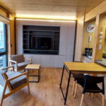 Y muebles madera creando ambiente acogedor departamento